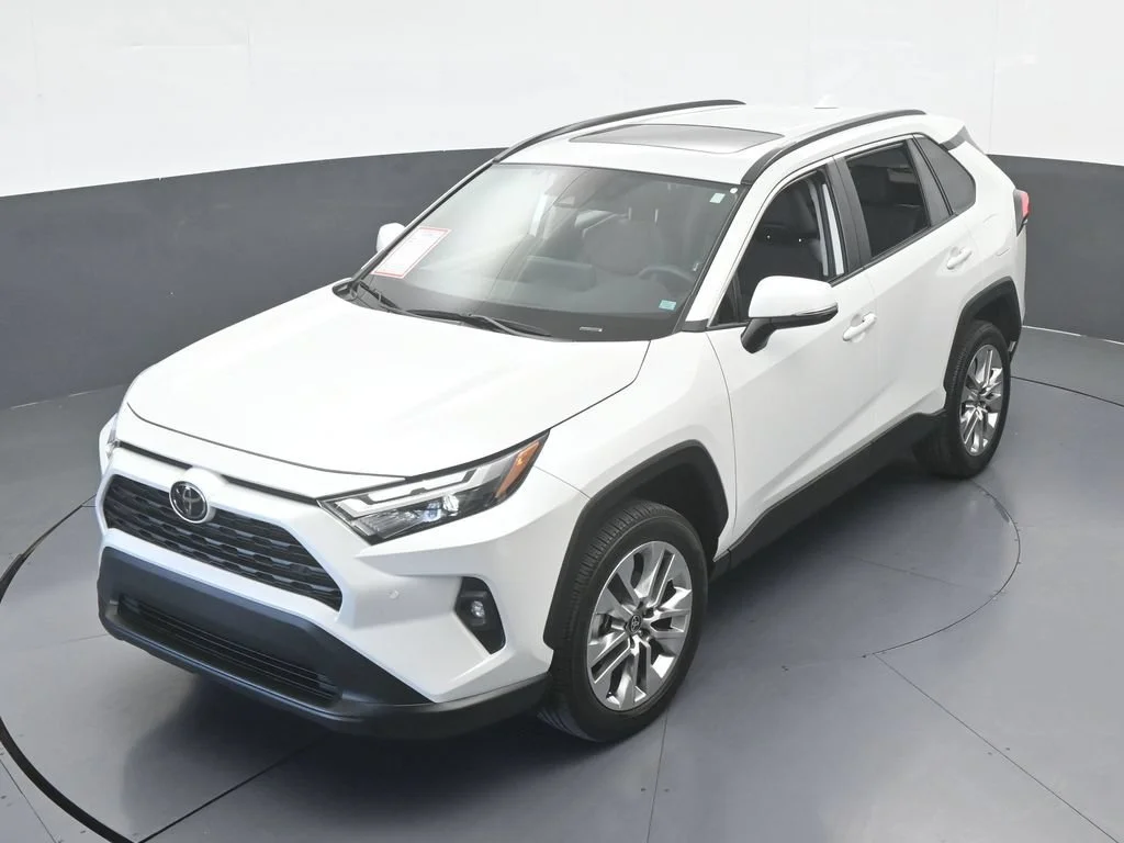 Used 2025 White Toyota XLE Premium image 43
