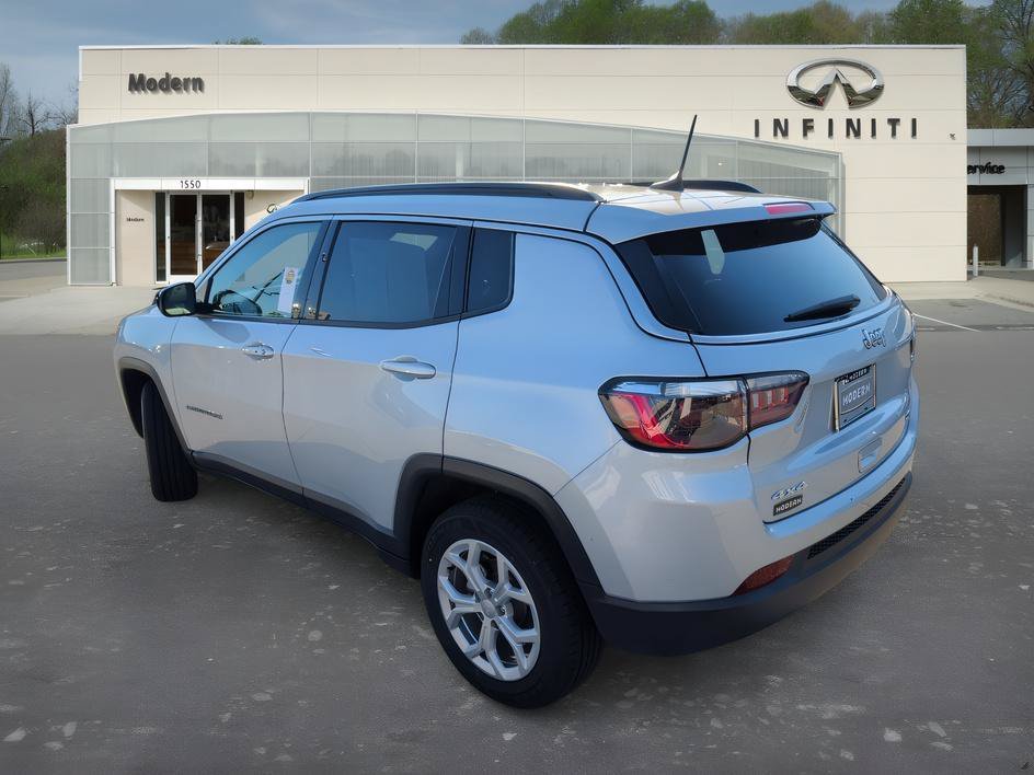 Used 2024 Silver Zynith Metallic Clearcoat Jeep Latitude image 5