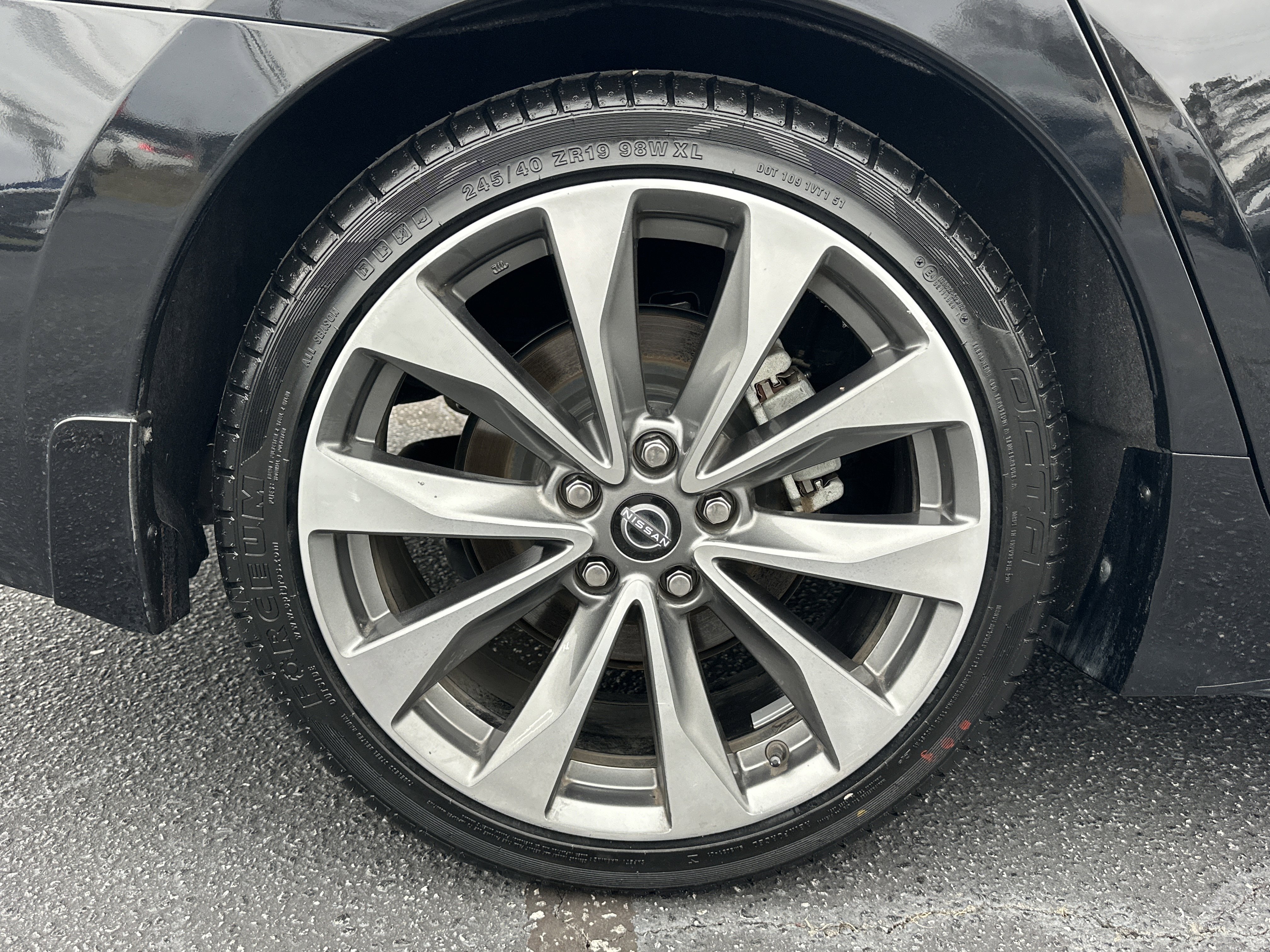 Used 2023 Super Black Nissan Platinum image 18