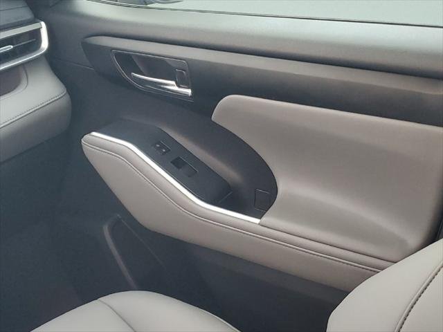 Certified Used 2020 CELESTIAL SILVER METALLIC Toyota  image 13