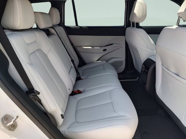 New 2026 Bright White Clear-Coat Exterior Paint Jeep Limited image 30