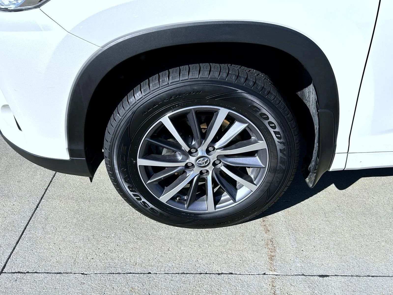 Used 2017 White Toyota XLE image 22