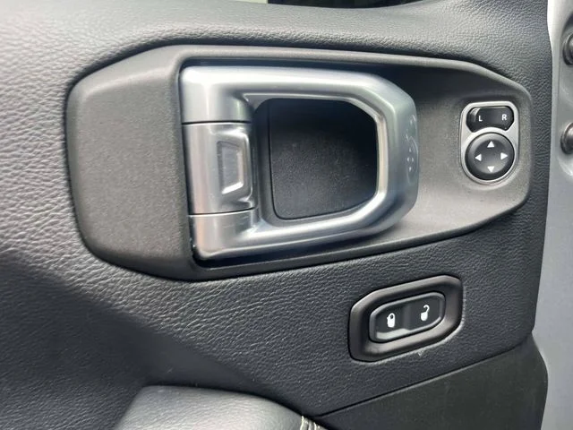Used 2018 Silver Jeep Unlimited Sahara image 23