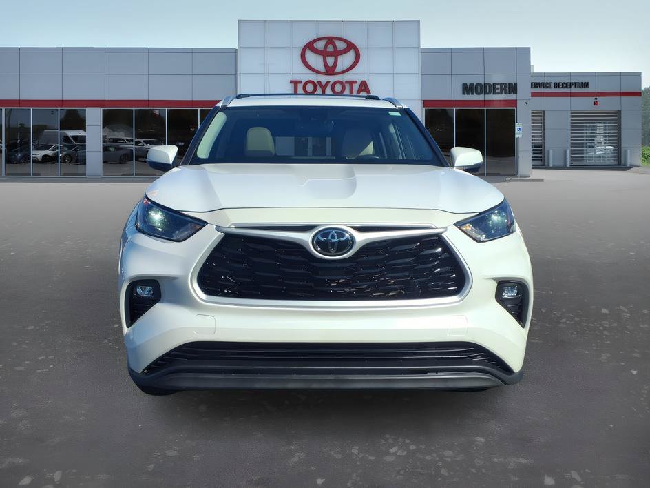 Used 2023 Pearl Toyota XLE image 8
