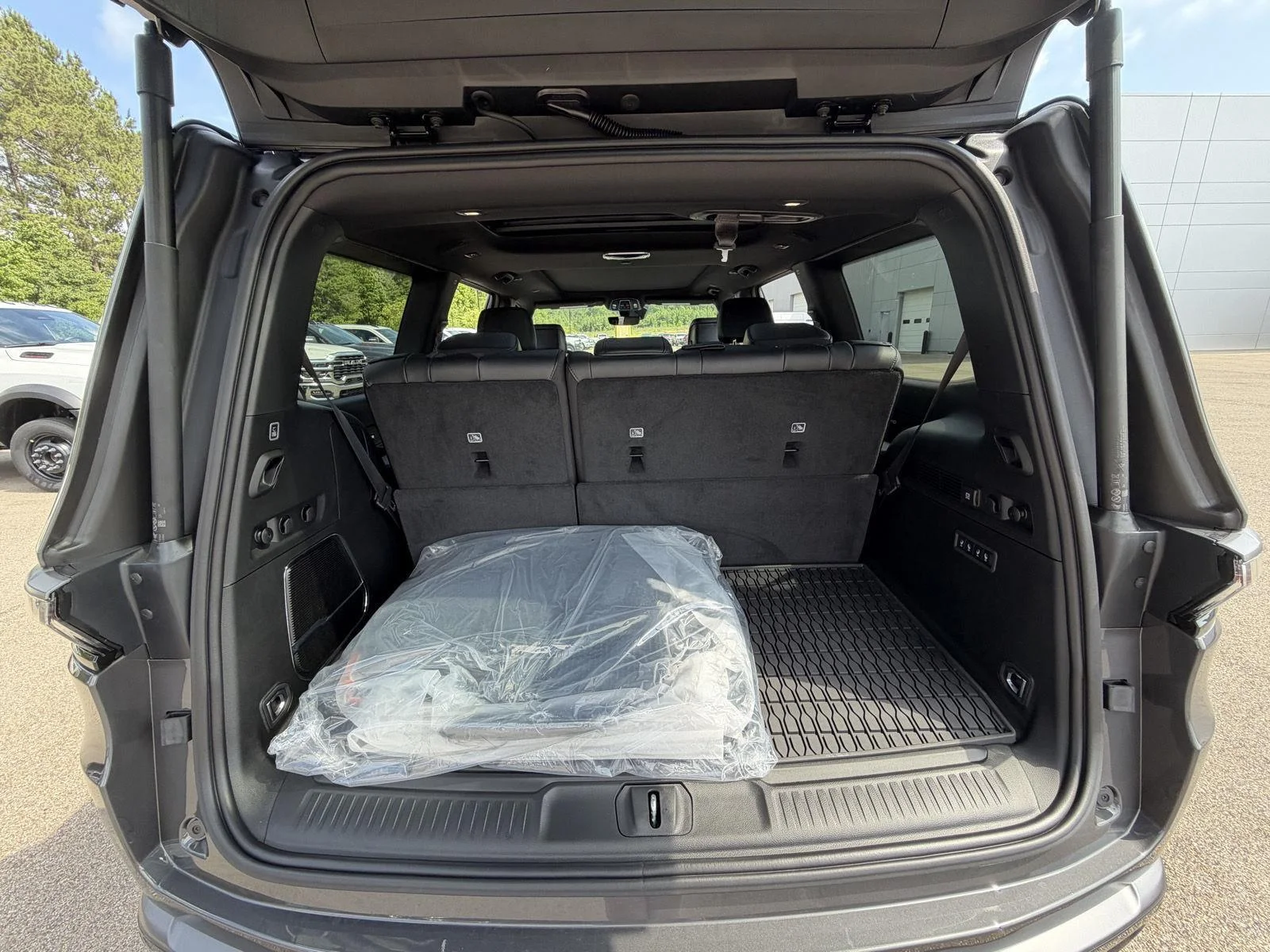 New 2026 Baltic-Gray Metallic Clear-Coat Exterior Paint Jeep Upland image 18