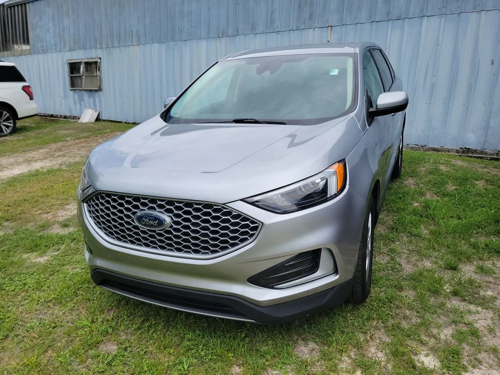 Used 2024 Silver Ford SEL image 10