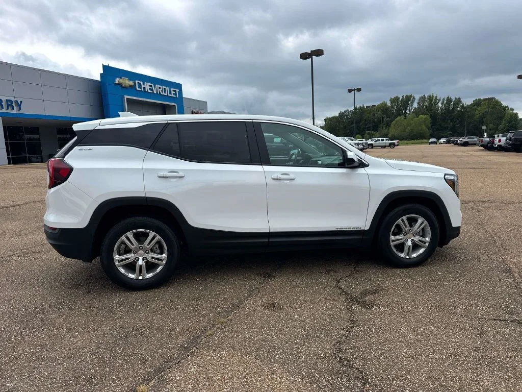 Used 2024 White GMC SLE image 10