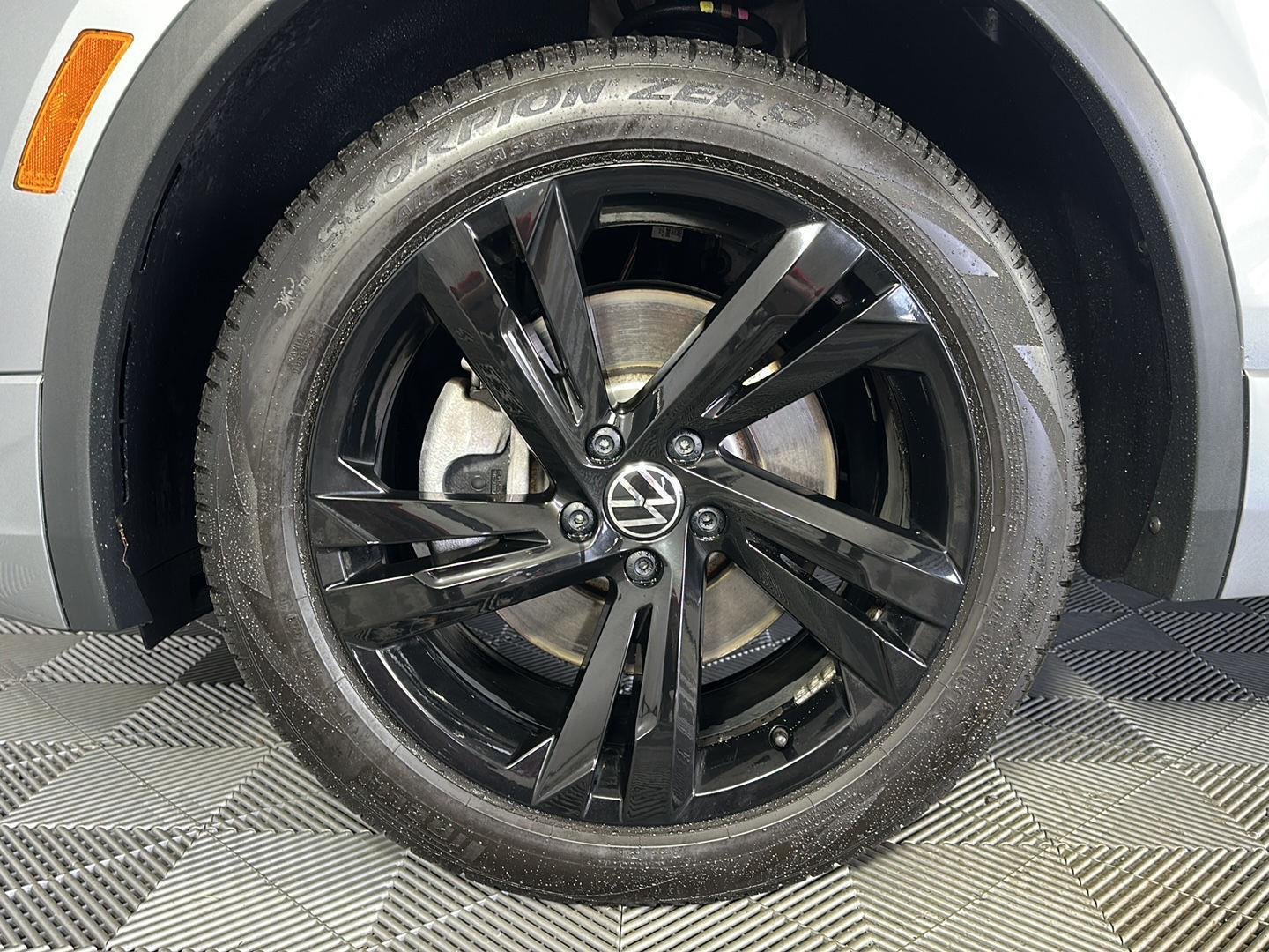 Used 2024 Pyrite Silver Metallic Volkswagen SE R-Line Black image 6