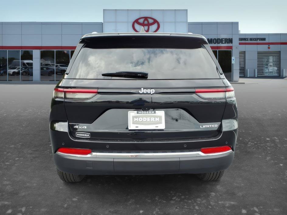 Used 2025 Diamond Black Crystal Pearlcoat Jeep Limited image 4
