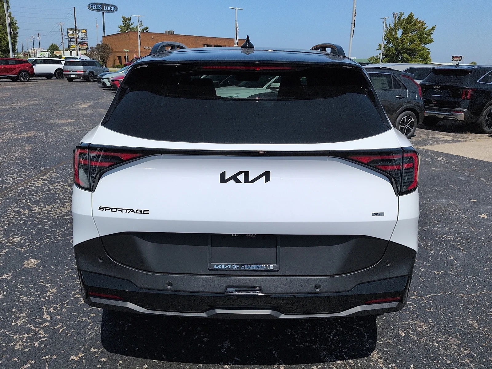 New 2027 Glacial White Pearl/ Black  Kia X-Line image 6