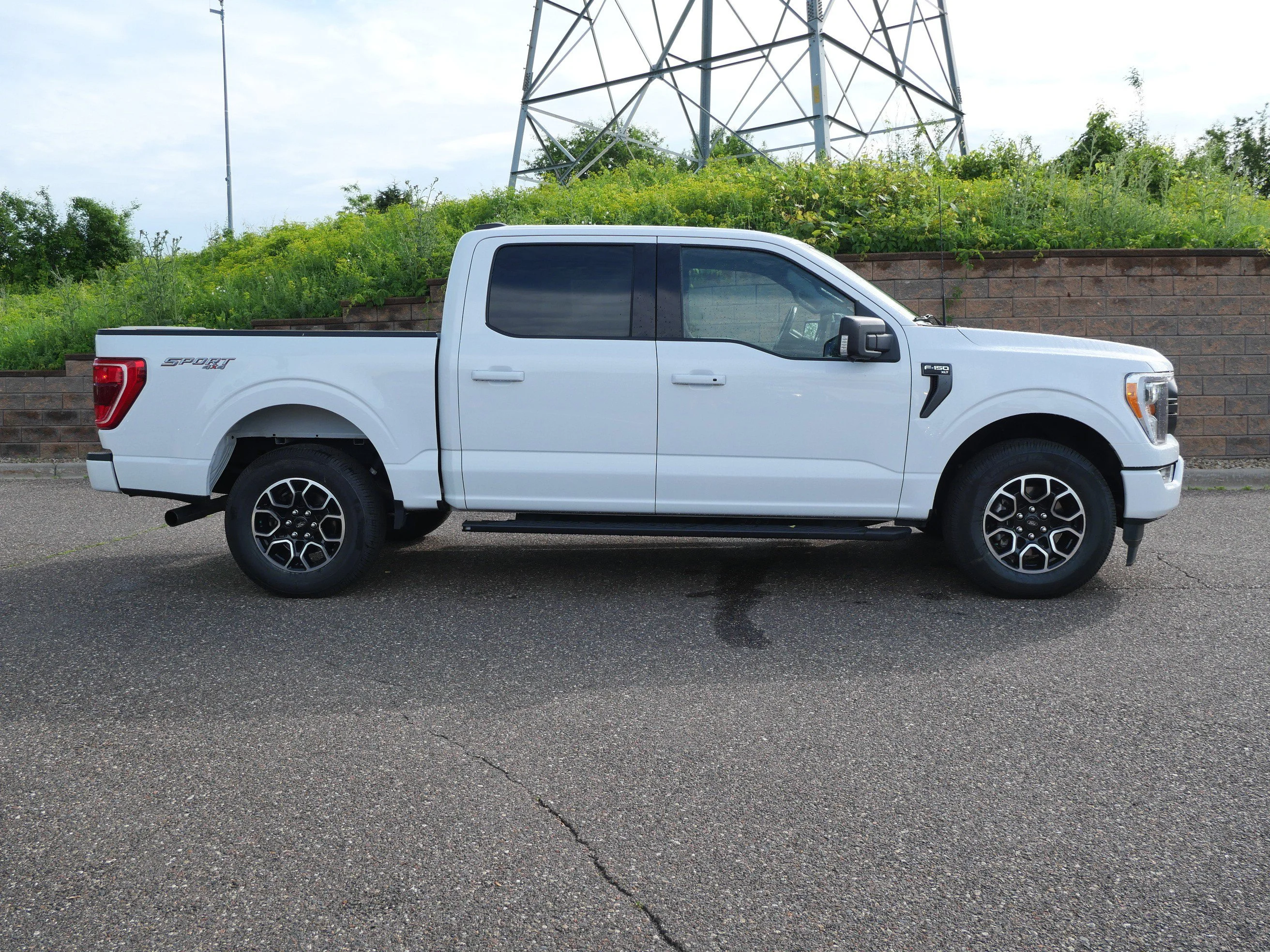Certified Used 2022 Oxford White Clearcoat Ford XLT 4WD SuperCrew 5.5 Box image 7