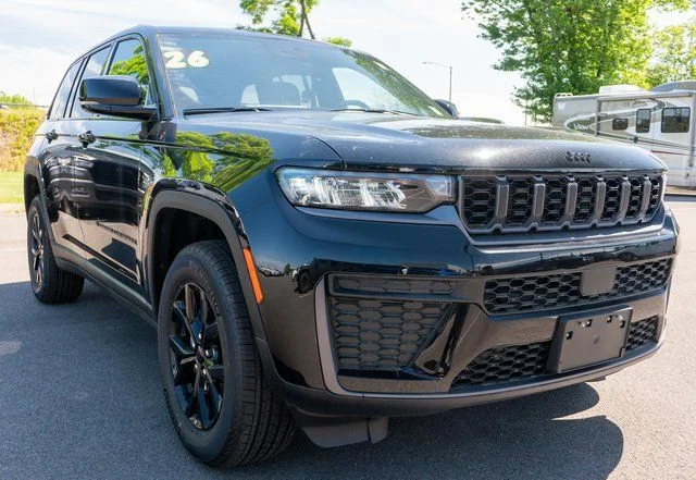 New 2026 Diamond Black Crystal Pearl-Coat Exterior Paint Jeep Altitude image 4