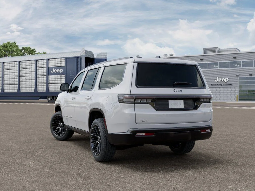 New 2026 Bright White Clear-Coat Exterior Paint Jeep Limited Reserve image 3