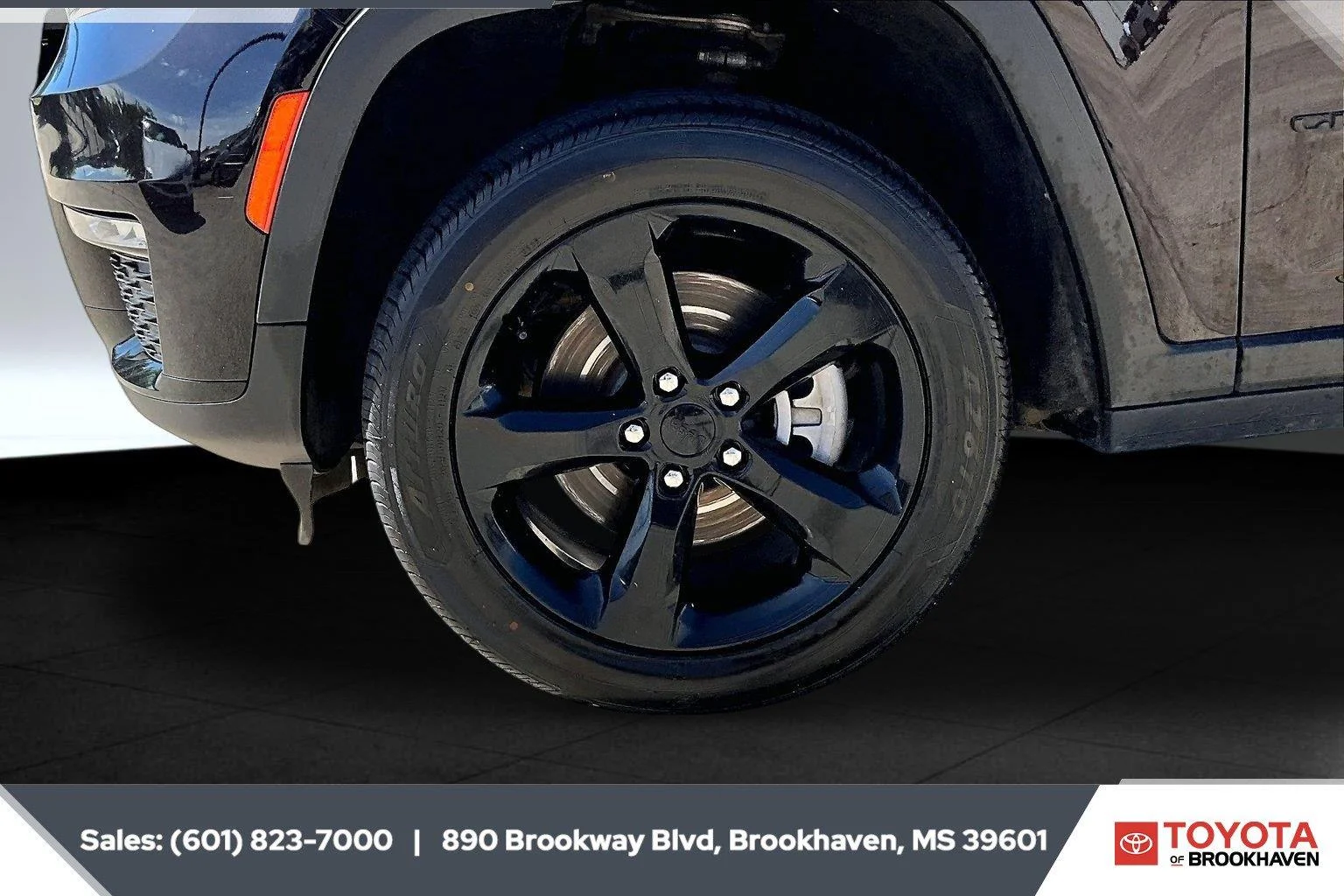 Used 2023 Diamond Black Crystal Pearlcoat Jeep Limited image 7