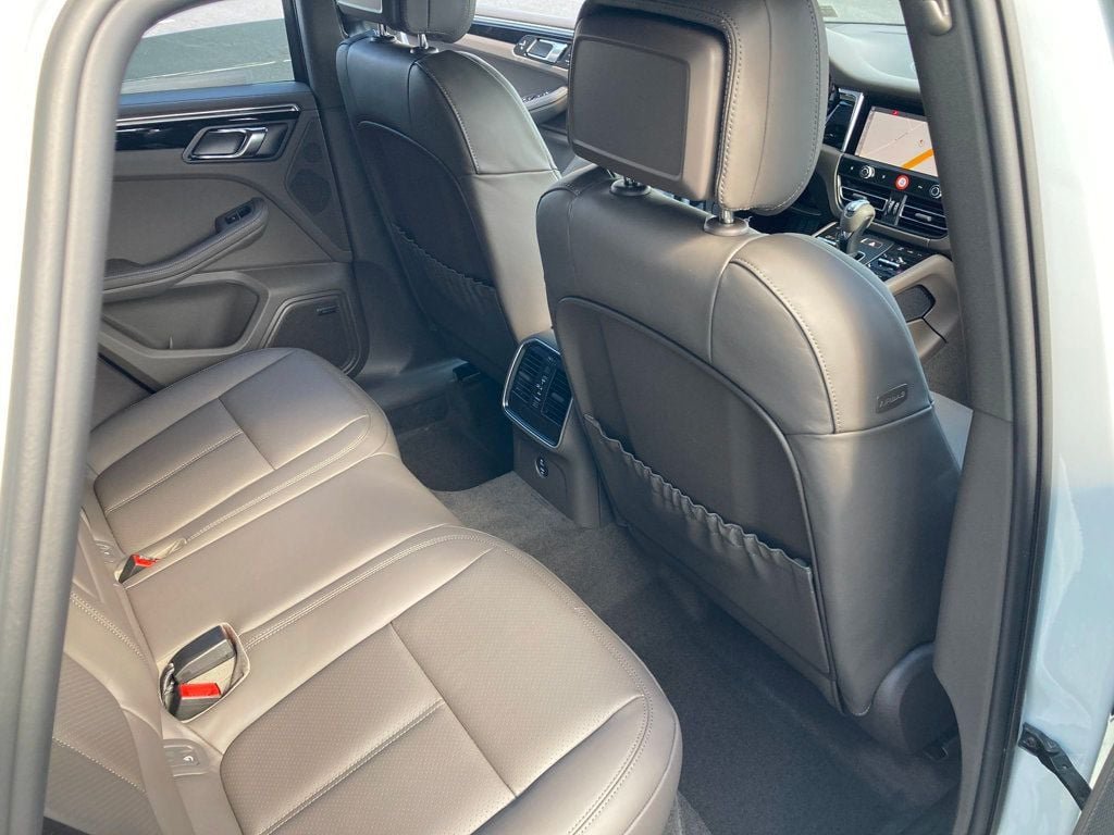 2025 Porsche Macan - Photo 25