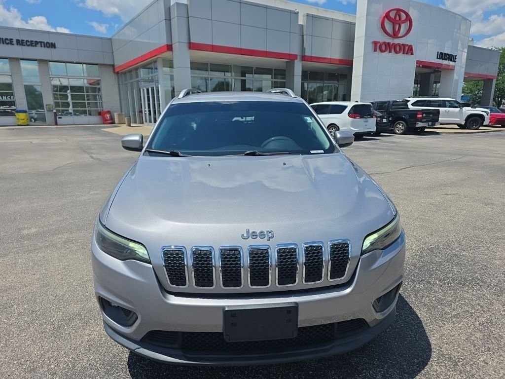 Used 2019 Silver Jeep Latitude image 2