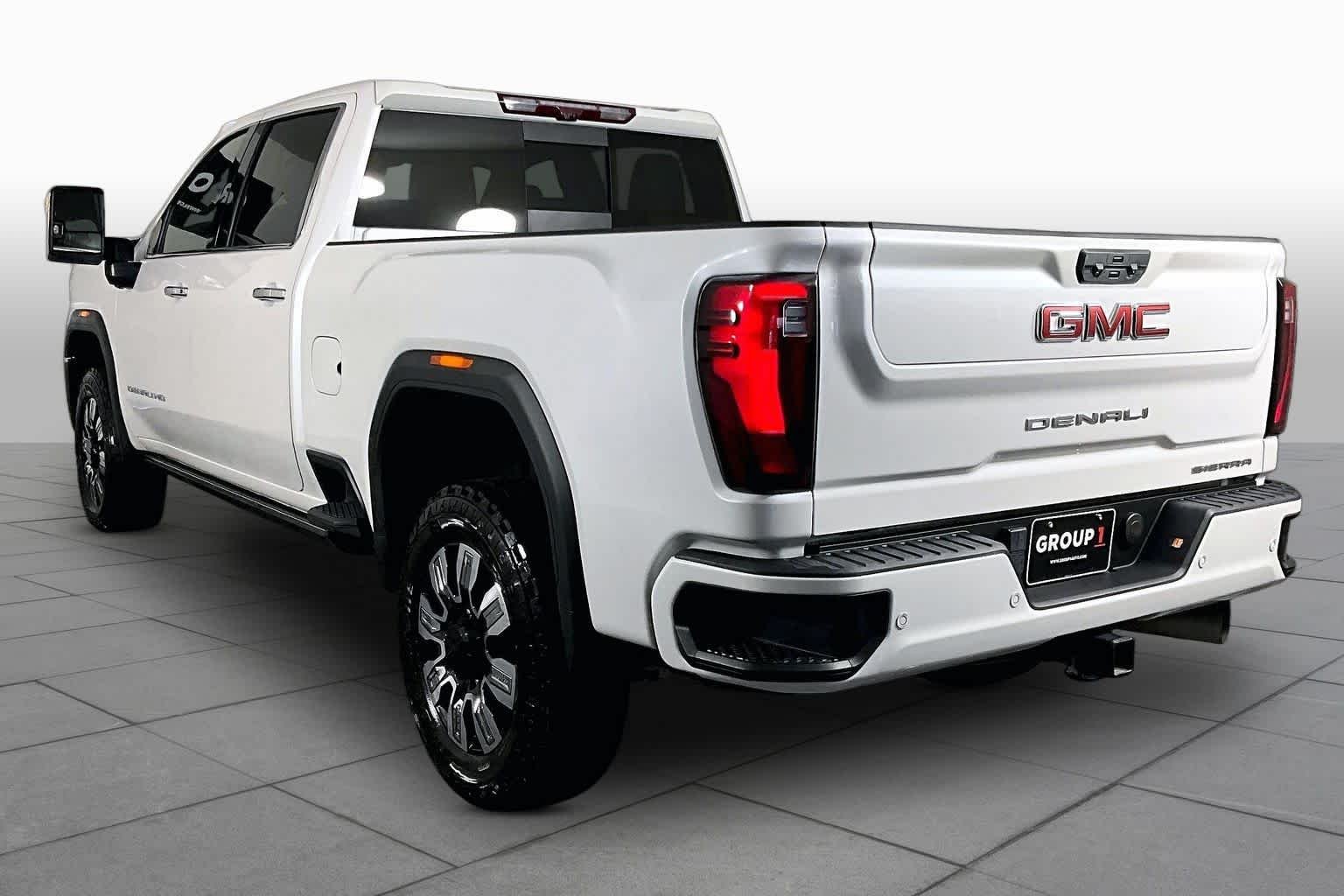 Used 2024 White Frost Tricoat GMC Denali image 11