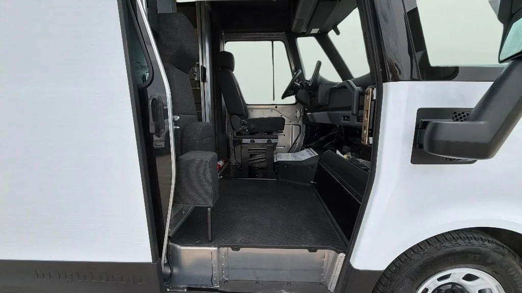 Used 2024 Oyster White BrightDrop EJY image 32