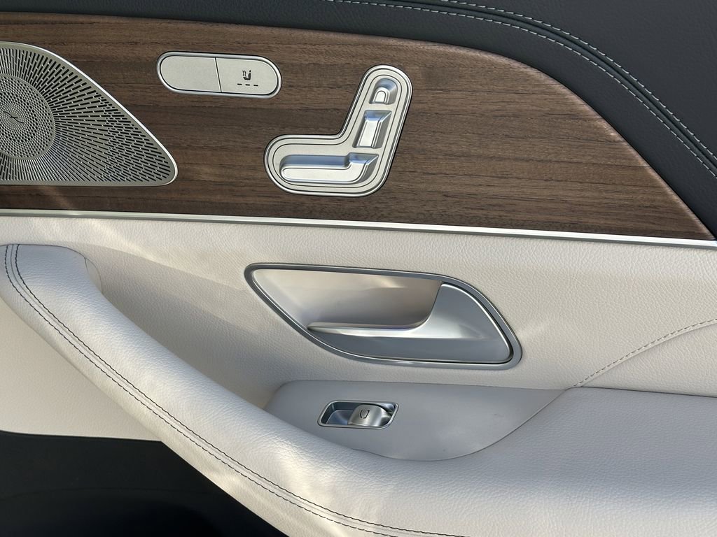 New 2026 MANUFAKTUR Moonlight White Metallic Mercedes-Benz GLS 450 image 20