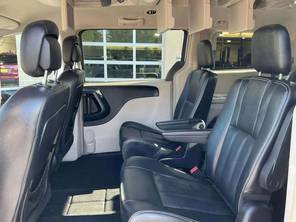 Used 2016 Silver Chrysler Touring image 21