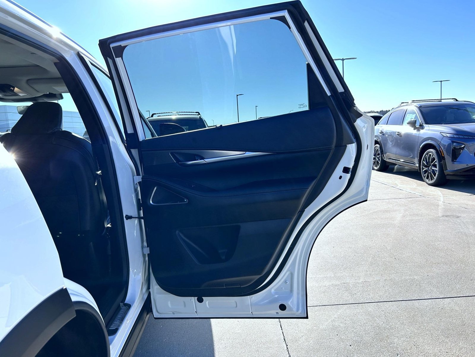 Certified Used 2025 White INFINITI LUXE image 17