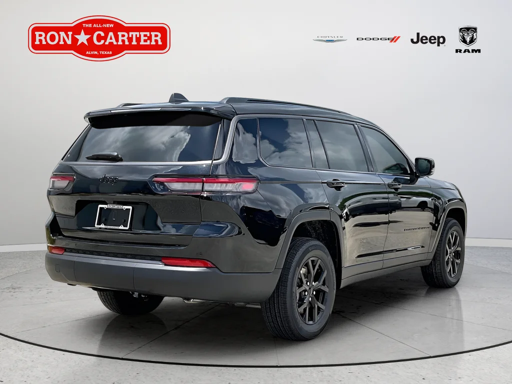 New 2026 Diamond Black Crystal Pearlcoat Jeep Altitude image 5