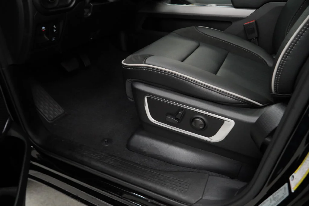 New 2027 Diamond Black Crystal Pearl-Coat Exterior Paint RAM Laramie image 28