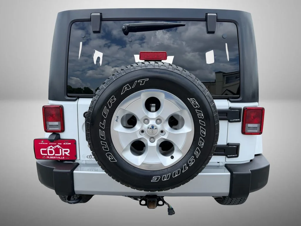 Used 2015 White Jeep Unlimited Sahara image 8