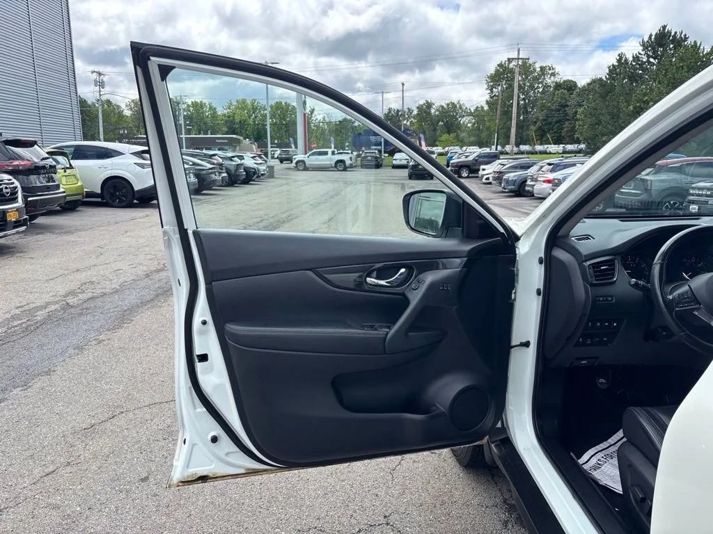 Used 2018 White Nissan SL image 16