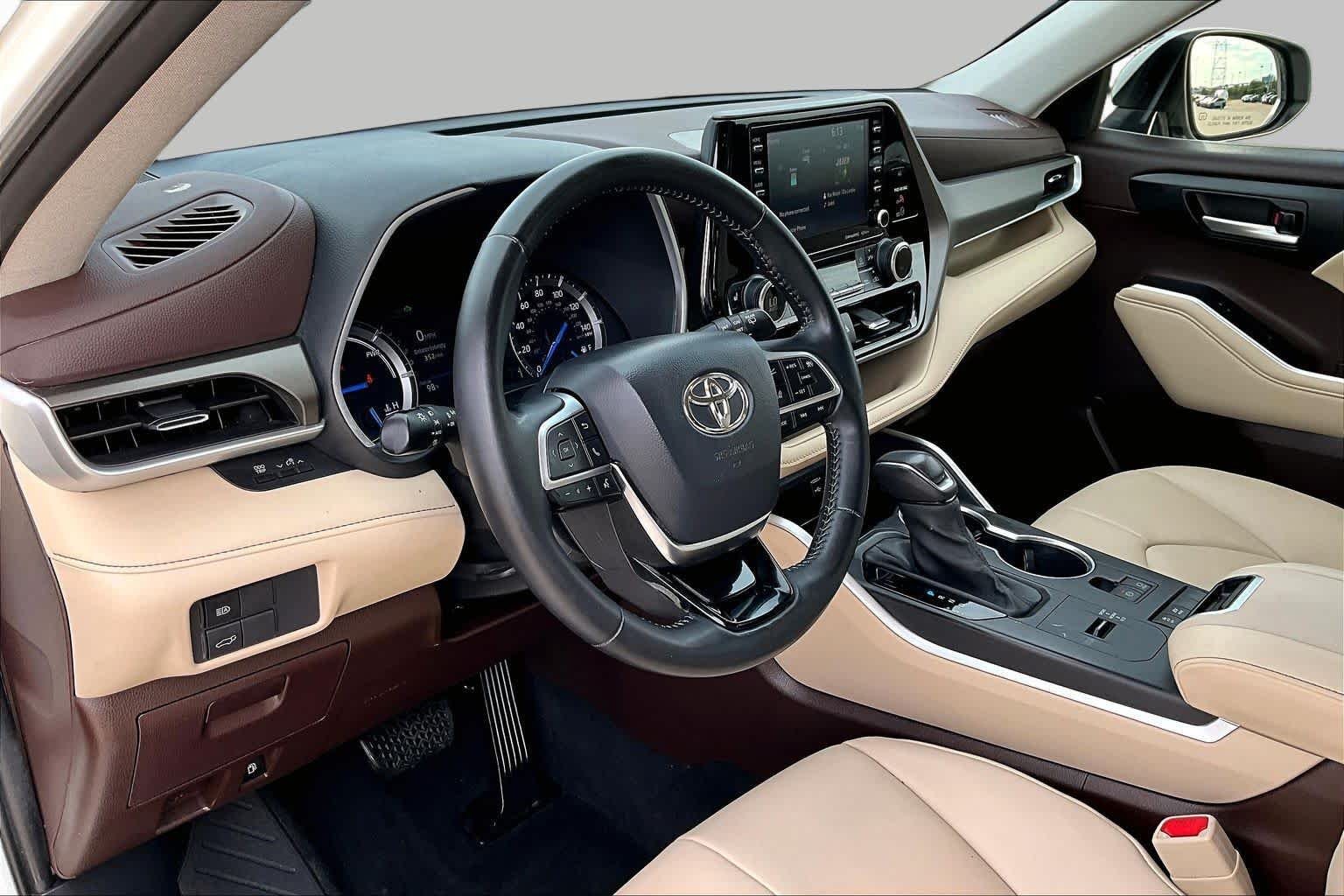Used 2020 Blizzard Pearl Toyota Hybrid XLE image 18