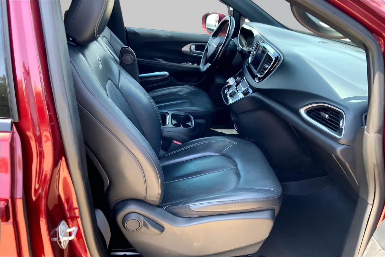 Used 2020 Velvet Red Pearlcoat Chrysler Touring L image 9