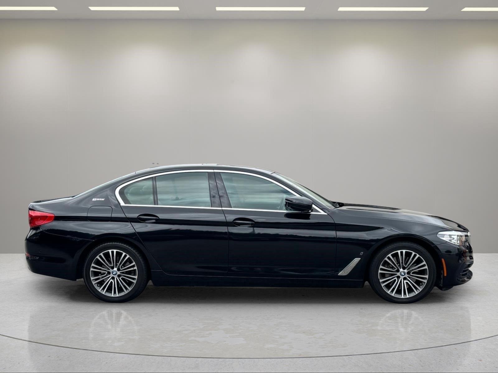 Used 2019 Black Sapphire Metallic BMW 530e iPerformance image 6