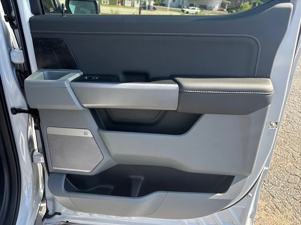 2025 Ford F-150 Lightning Flash - Photo 16