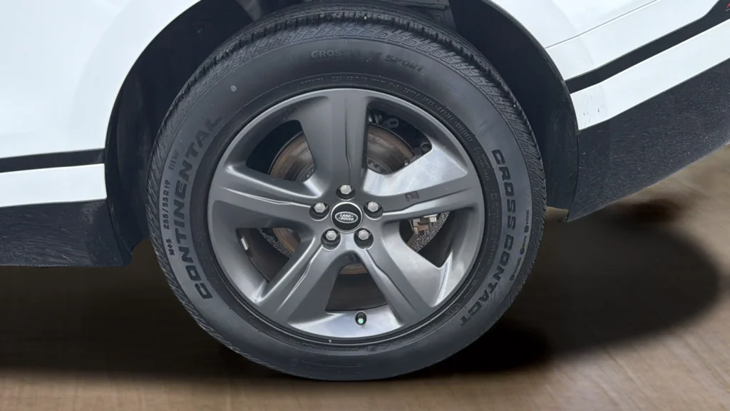 Used 2025  Land Rover Dynamic SE image 17