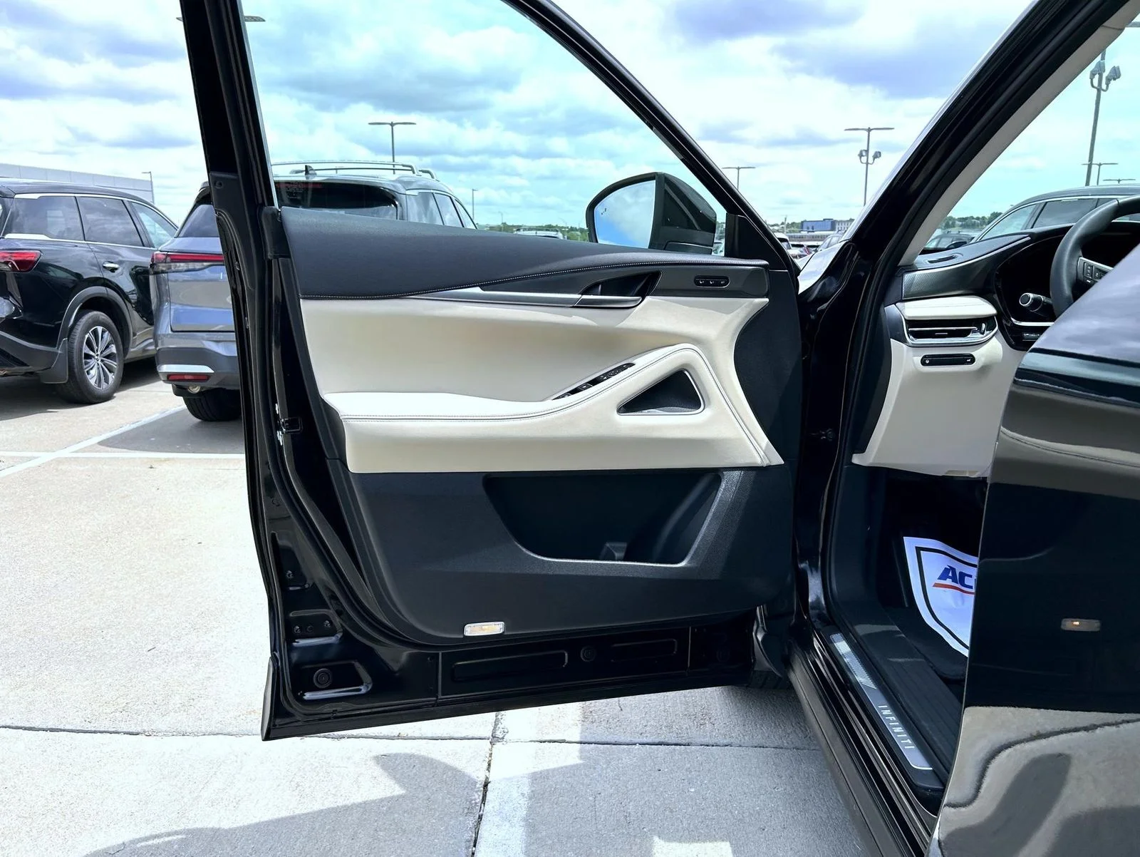 Used 2025 Black INFINITI LUXE image 9