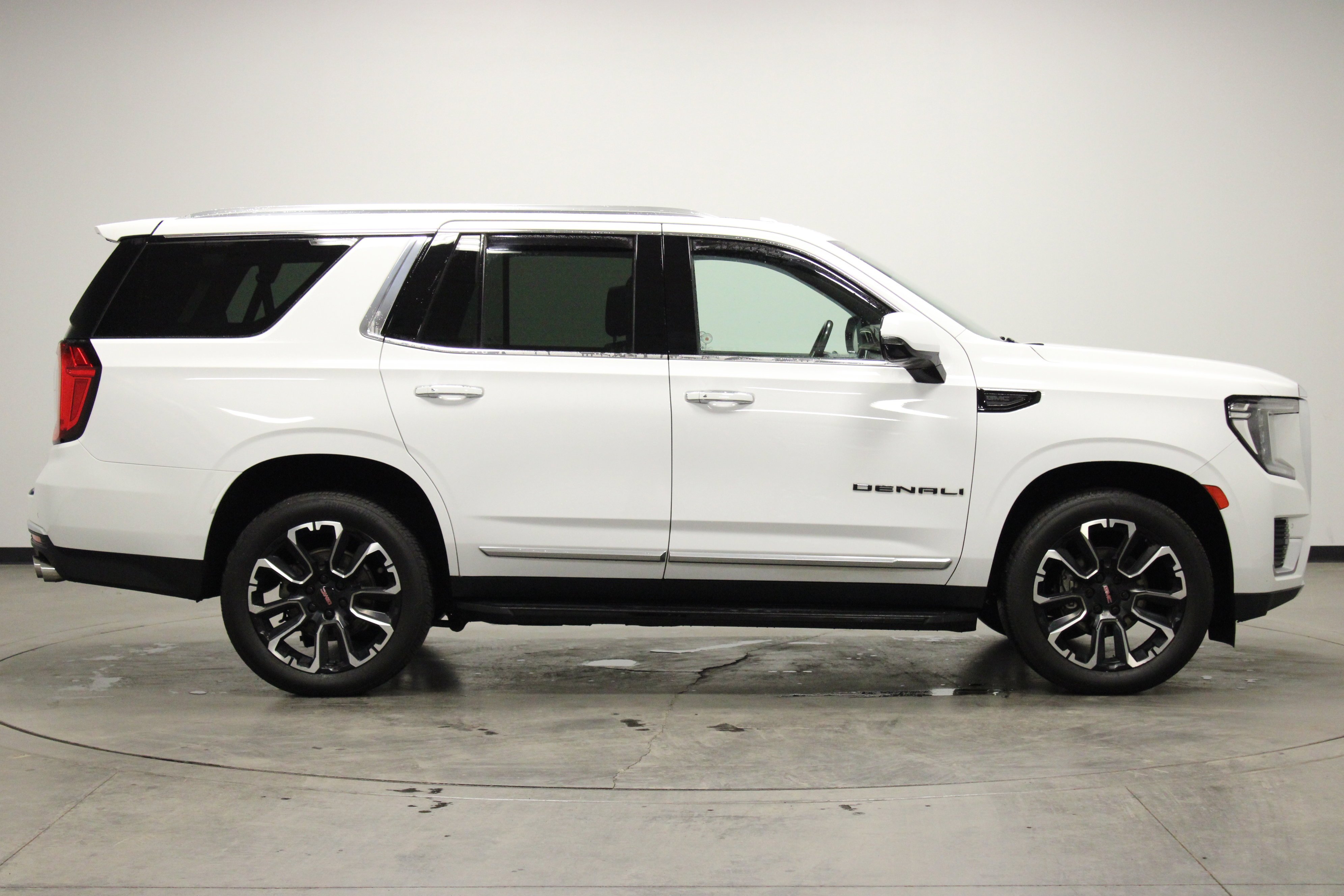 Used 2022 Summit White GMC Denali image 9