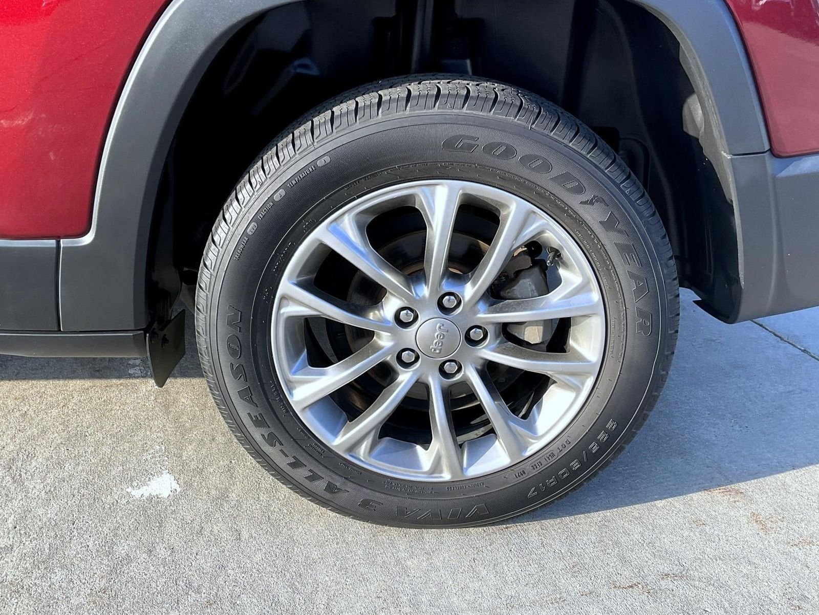 Used 2019 Red Jeep Latitude Plus image 22