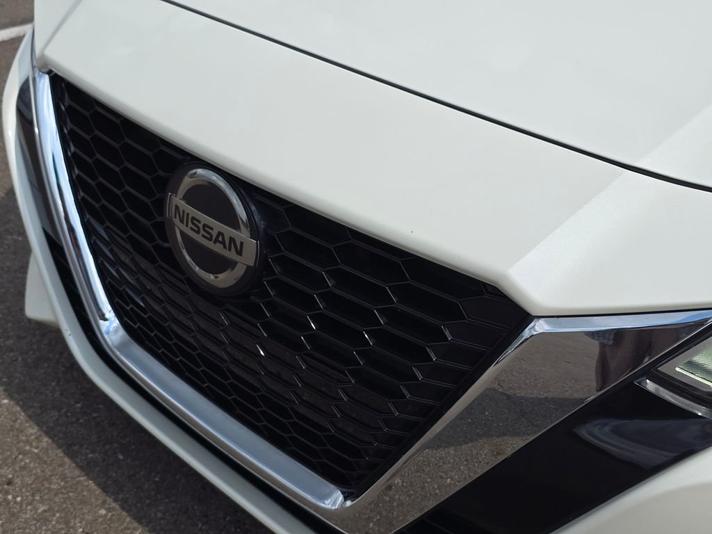 Used 2020 White Nissan 2.5 Platinum image 14