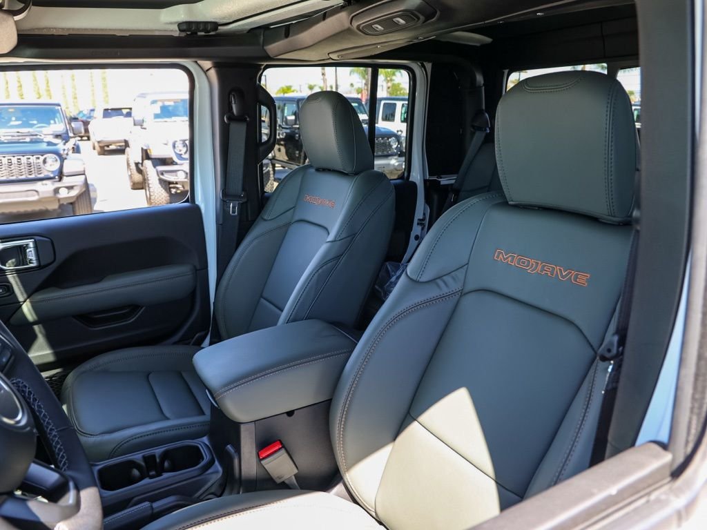 New 2026 Bright White Clear-Coat Exterior Paint Jeep Mojave image 14