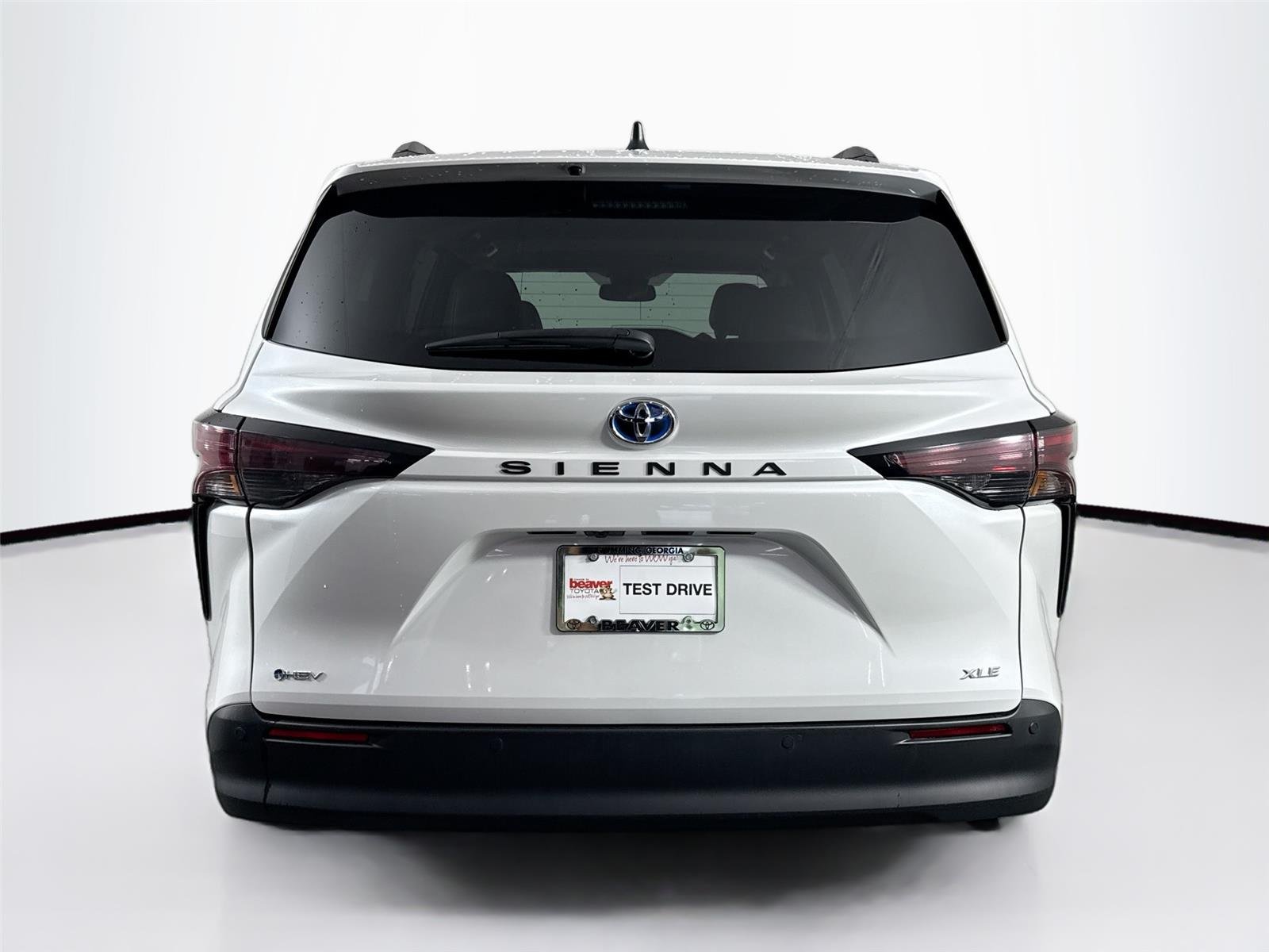 Used 2025 Wind Chill Pearl Toyota XLE 8-Passenger image 12
