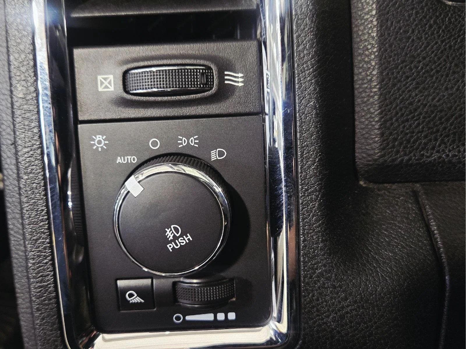 Used 2014 Bright Silver Metallic Clearcoat Ram Laramie image 14