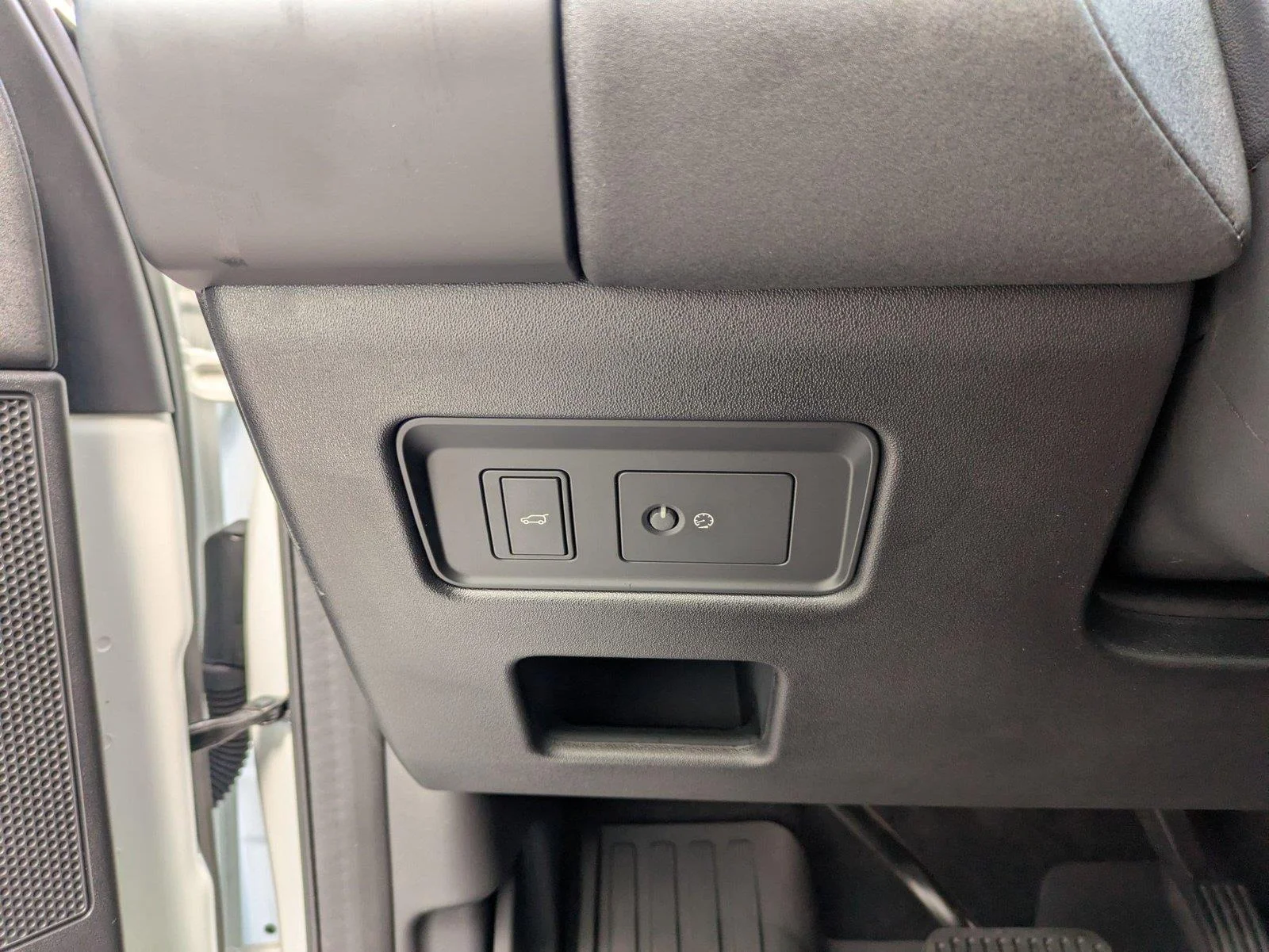 Used 2024 Fuji White Land Rover S image 16