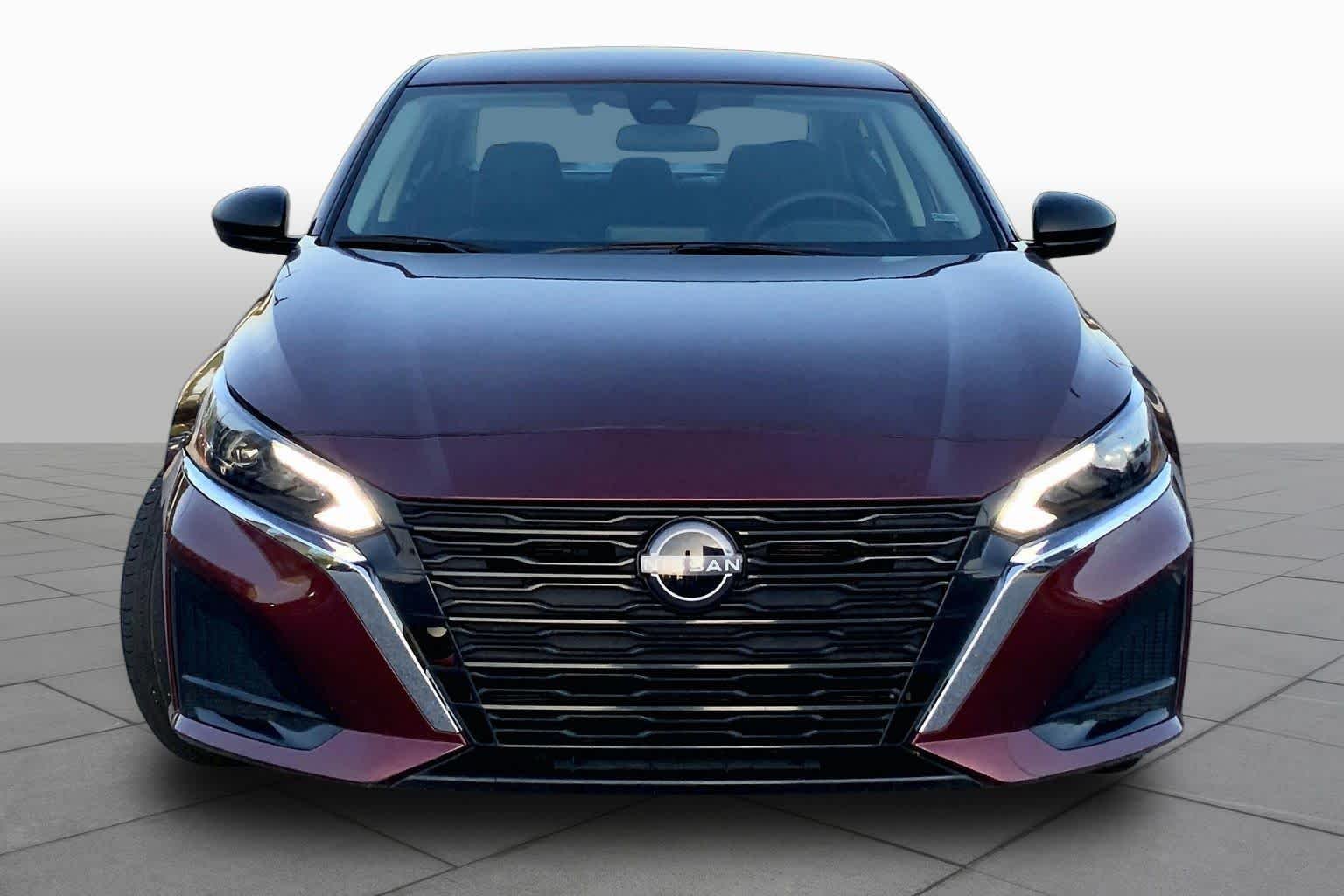 Used 2025 Garnet Pearl Metallic Nissan SV image 4