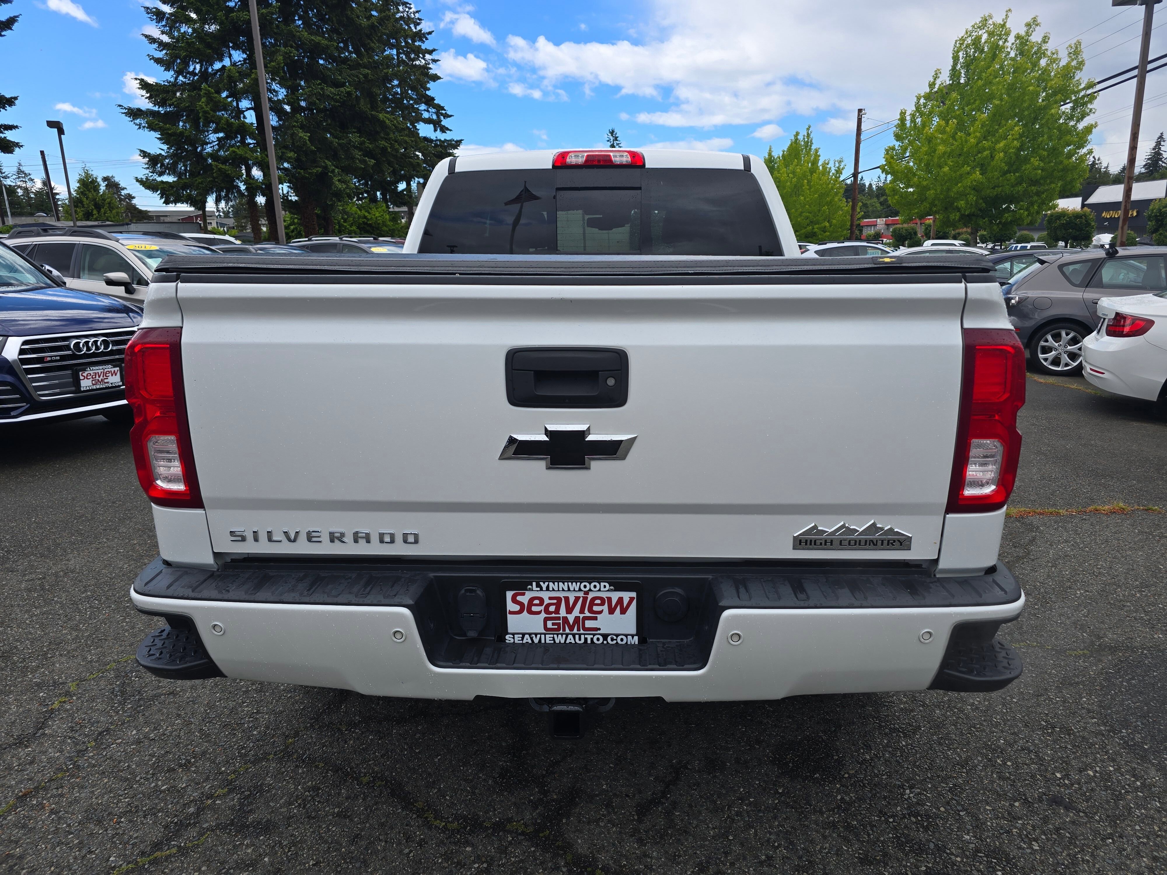 Used 2018 IRIDESCENT PEARL TRICOAT Chevrolet High Country image 4