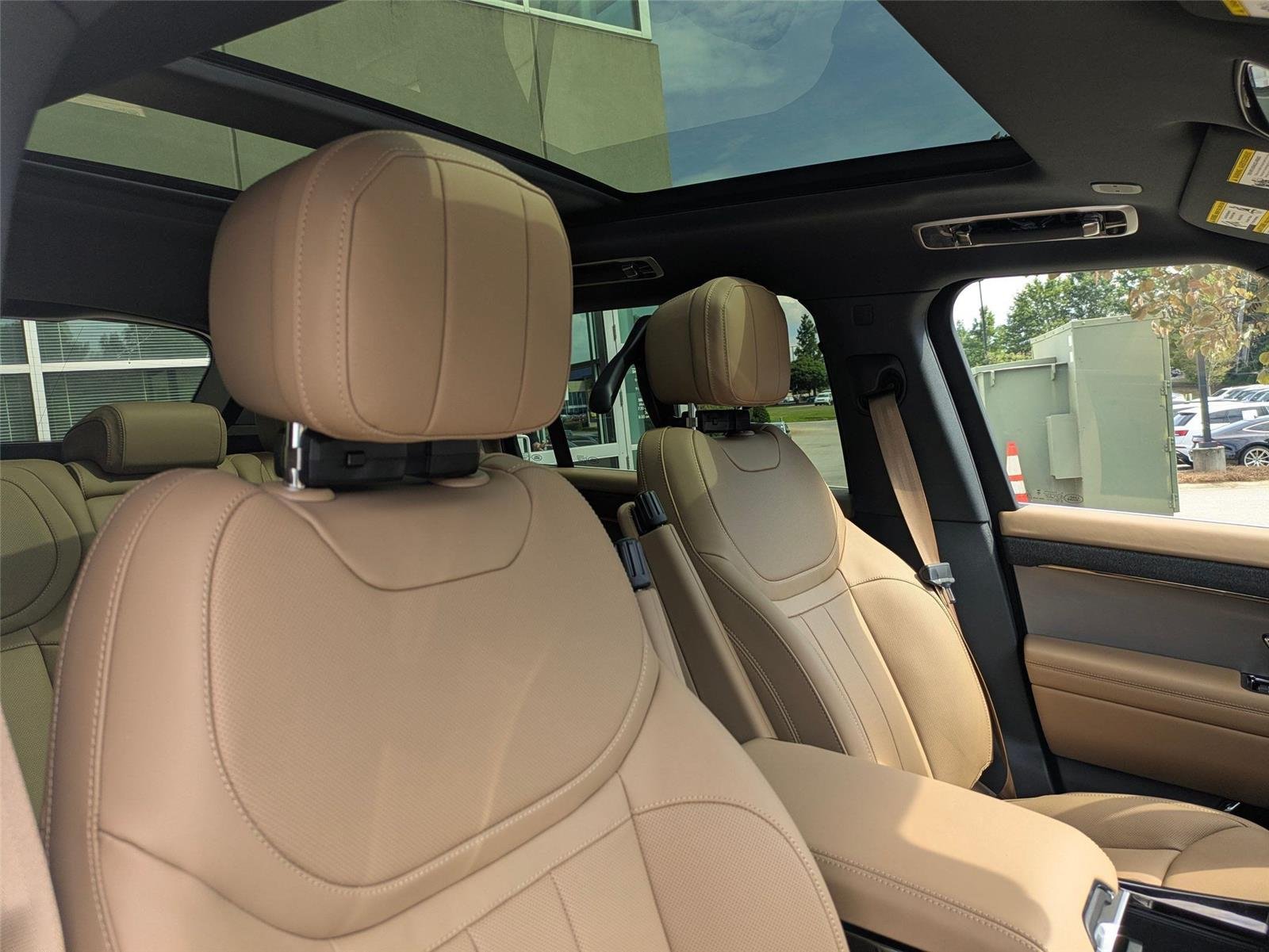 New 2026 Fuji White Land Rover SE image 35
