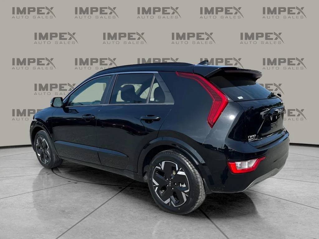 Used 2023 Black Kia Wind image 3
