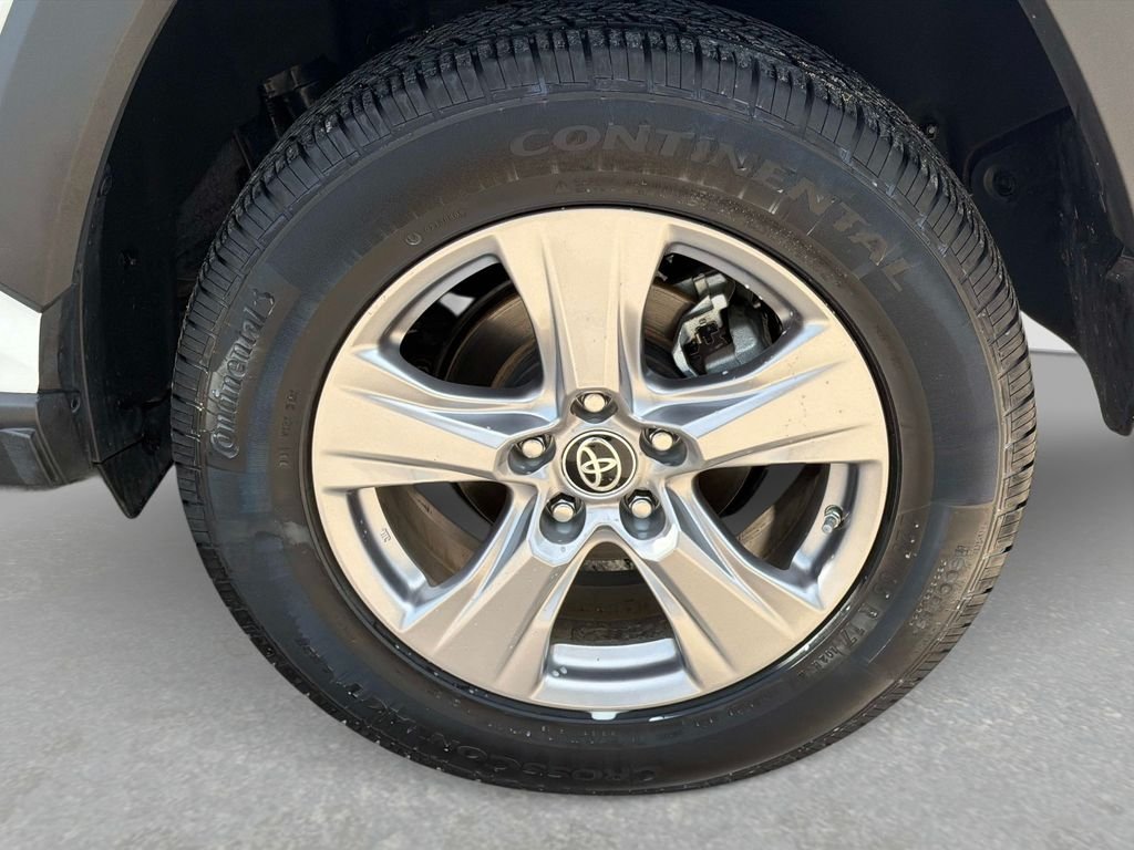 Used 2022 White Toyota LE image 12