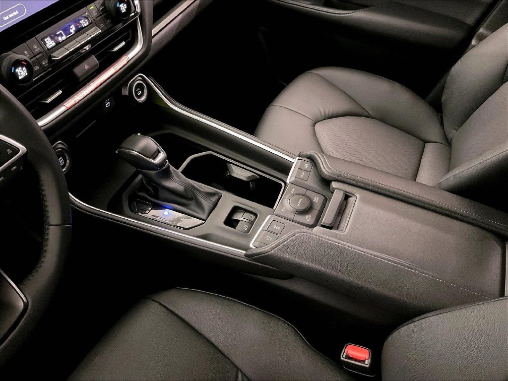 Used 2025 White Toyota XLE image 20