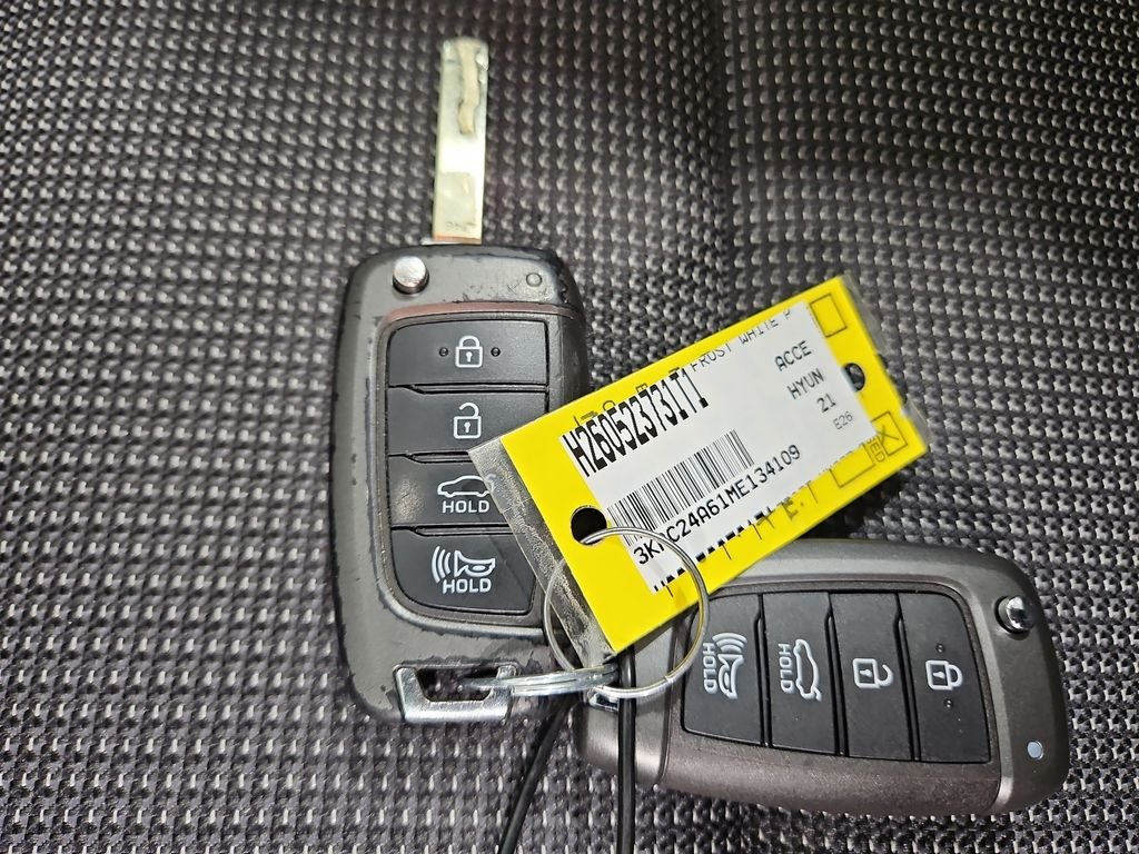 Used 2021 White Hyundai SEL image 28