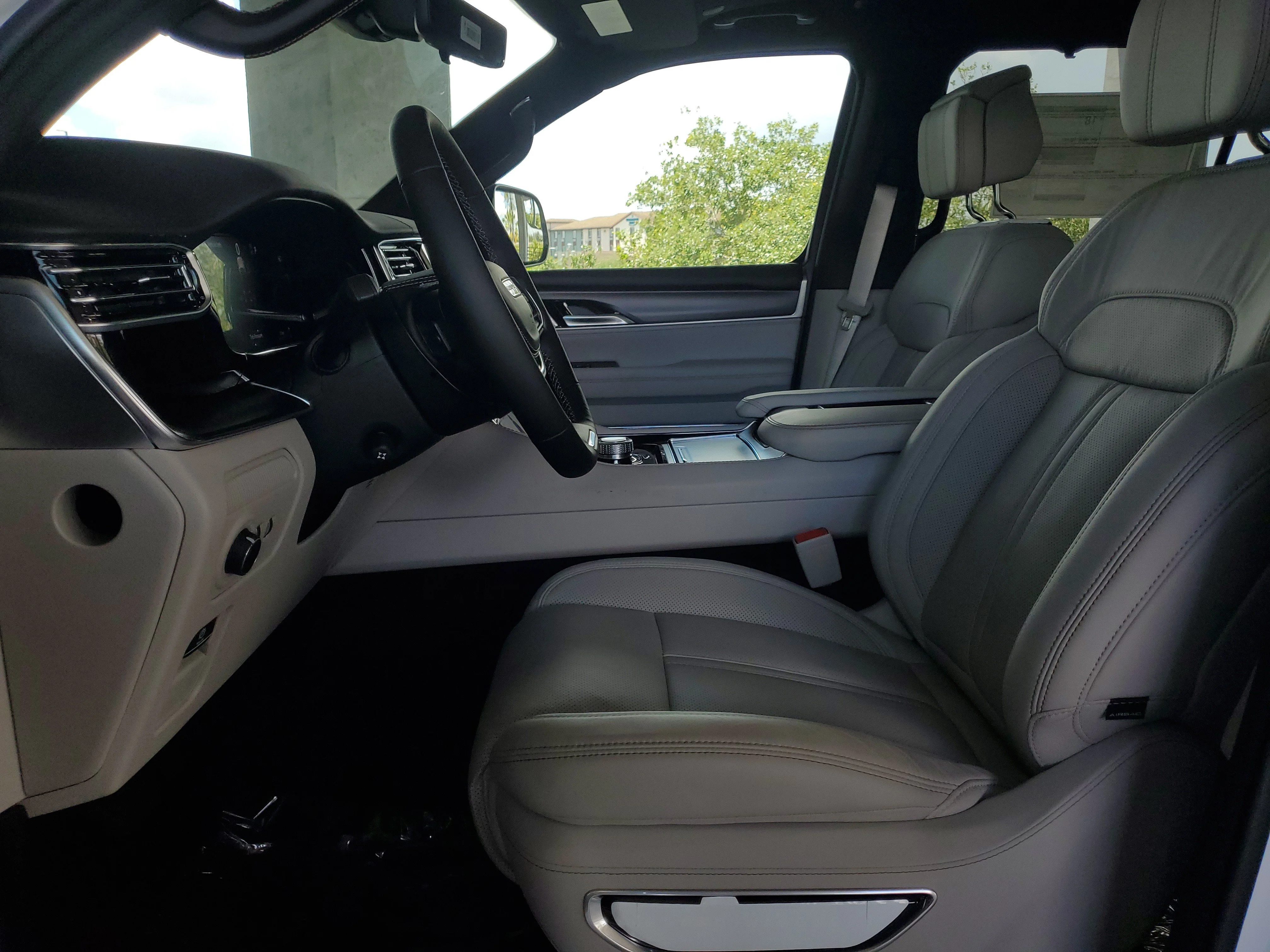 New 2026 Bright White Clear-Coat Exterior Paint Jeep Summit Obsidian image 17